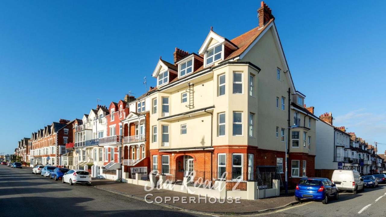 Beautiful Apartments On The Sea Front - Sea Road 2 펠릭스토우 외부 사진