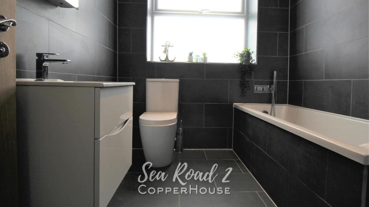Beautiful Apartments On The Sea Front - Sea Road 2 펠릭스토우 외부 사진