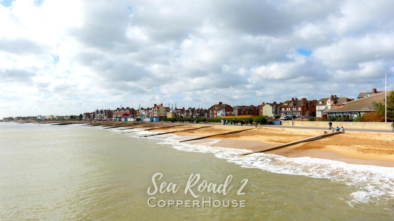 Beautiful Apartments On The Sea Front - Sea Road 2 펠릭스토우 외부 사진
