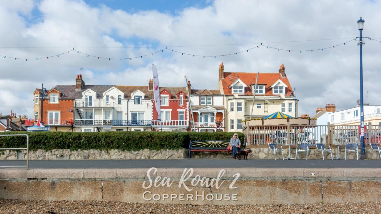 Beautiful Apartments On The Sea Front - Sea Road 2 펠릭스토우 외부 사진