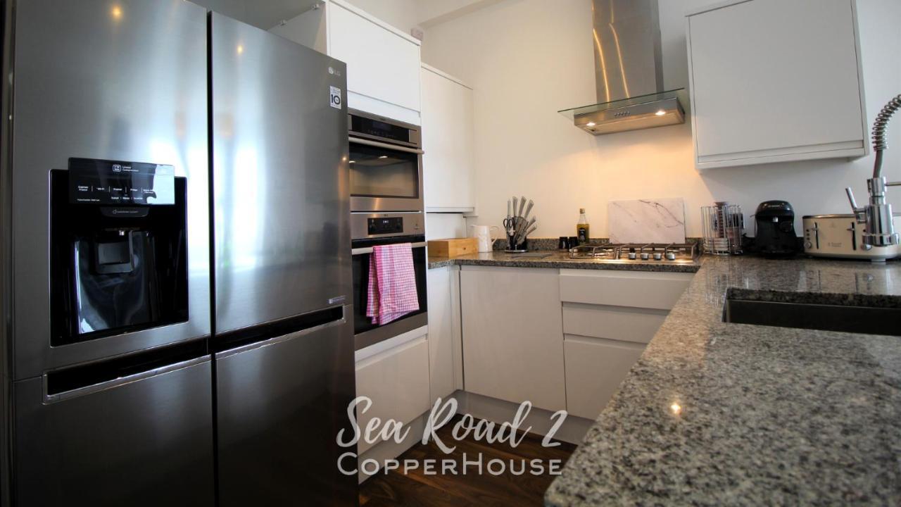 Beautiful Apartments On The Sea Front - Sea Road 2 펠릭스토우 외부 사진